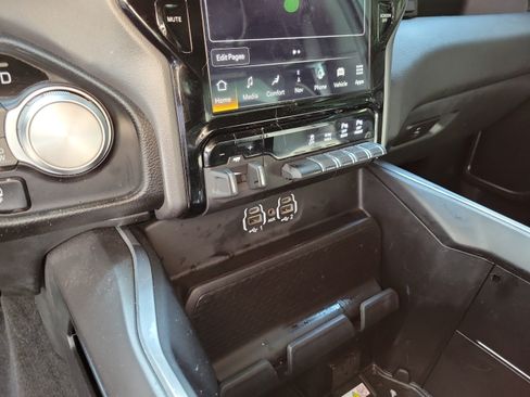 Used 2023 RAM 1500 Laramie AWD/4WD image 18
