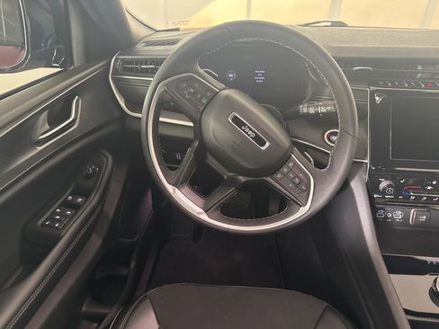 Used 2024 Jeep Grand Cherokee L Laredo image 11