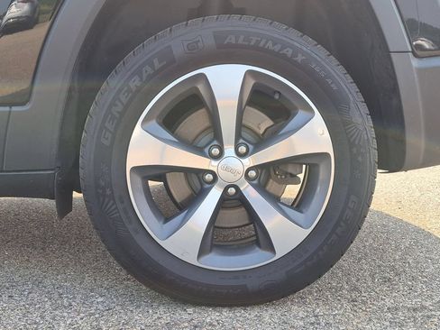Used 2019 Jeep Cherokee Limited w/ Technology Group AWD/4WD image 11