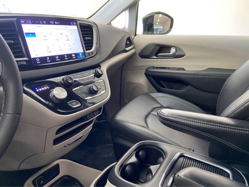 Used 2024 Chrysler Pacifica Touring-L FWD image 36