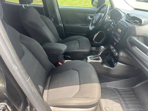 Used 2017 Jeep Renegade Latitude FWD image 11