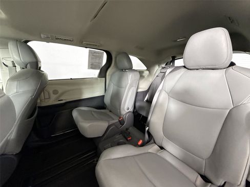Certified 2021 Toyota Sienna XLE image 31