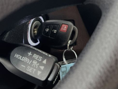 Used 2018 Toyota RAV4 LE FWD image 23