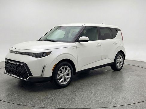 Used 2025 Kia Soul LX w/ LX Technology Package FWD image 3