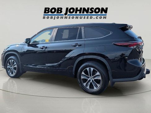Used 2025 Toyota Highlander XLE AWD/4WD image 4
