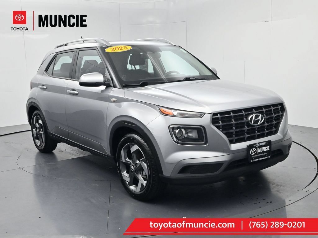 Used 2025 Hyundai Venue SEL FWD image 1
