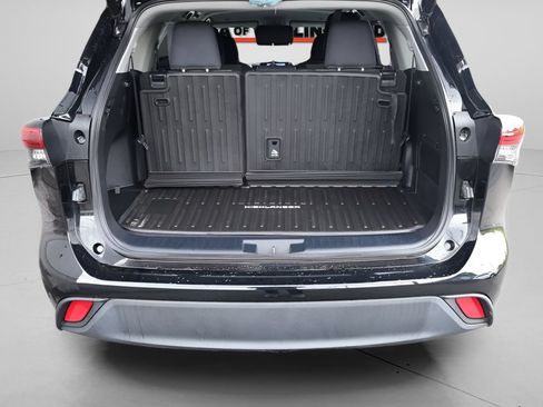 Used 2023 Toyota Highlander LE AWD/4WD image 11