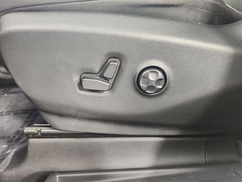 Used 2025 Chrysler Pacifica Limited image 22