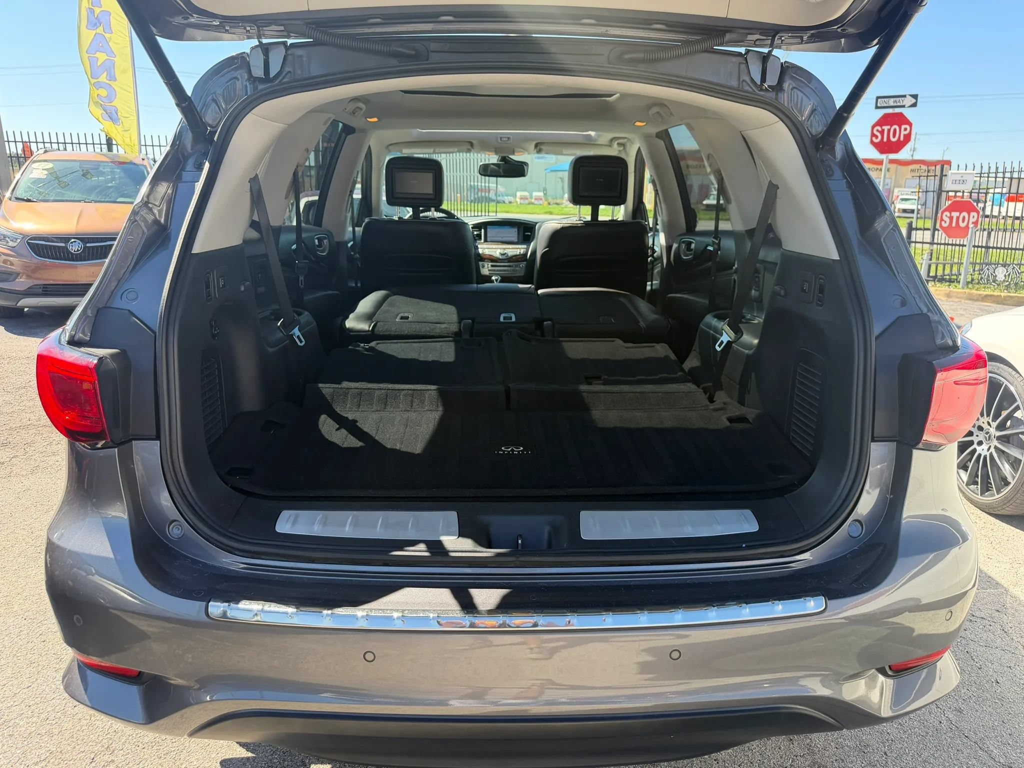 Used 2016 INFINITI QX60 Luxe w/ Deluxe Technology Package AWD/4WD image 19