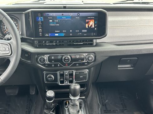 Used 2025 Jeep Wrangler Unlimited Sport AWD/4WD image 18
