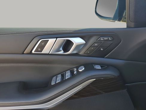 Used 2023 BMW X7 xDrive40i w/ M Sport Package image 27