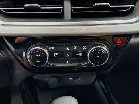 Used 2025 Chevrolet Trax LT FWD image 22