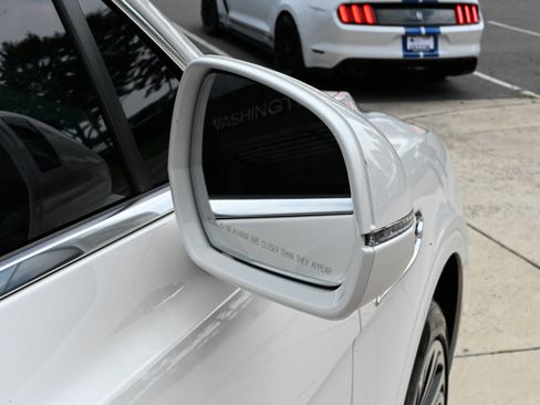 Used 2023 Bentley Bentayga AWD/4WD image 13