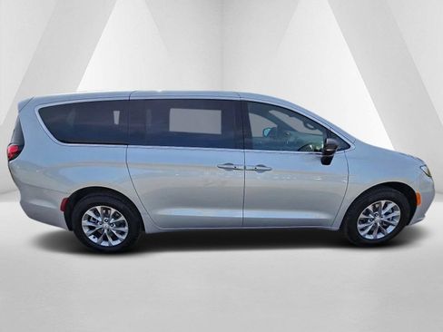 New 2026 Chrysler Pacifica Select AWD/4WD image 8
