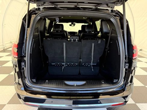 Used 2025 Chrysler Pacifica Select FWD image 4