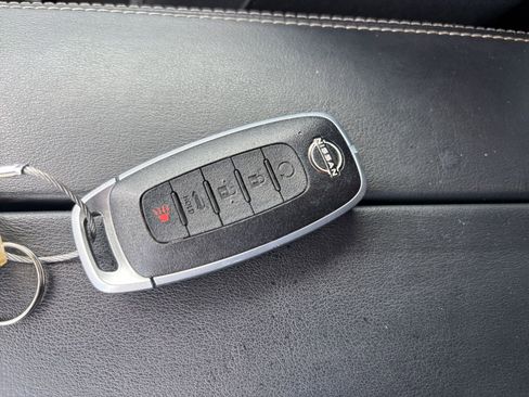 Used 2025 Nissan Rogue SV FWD image 21