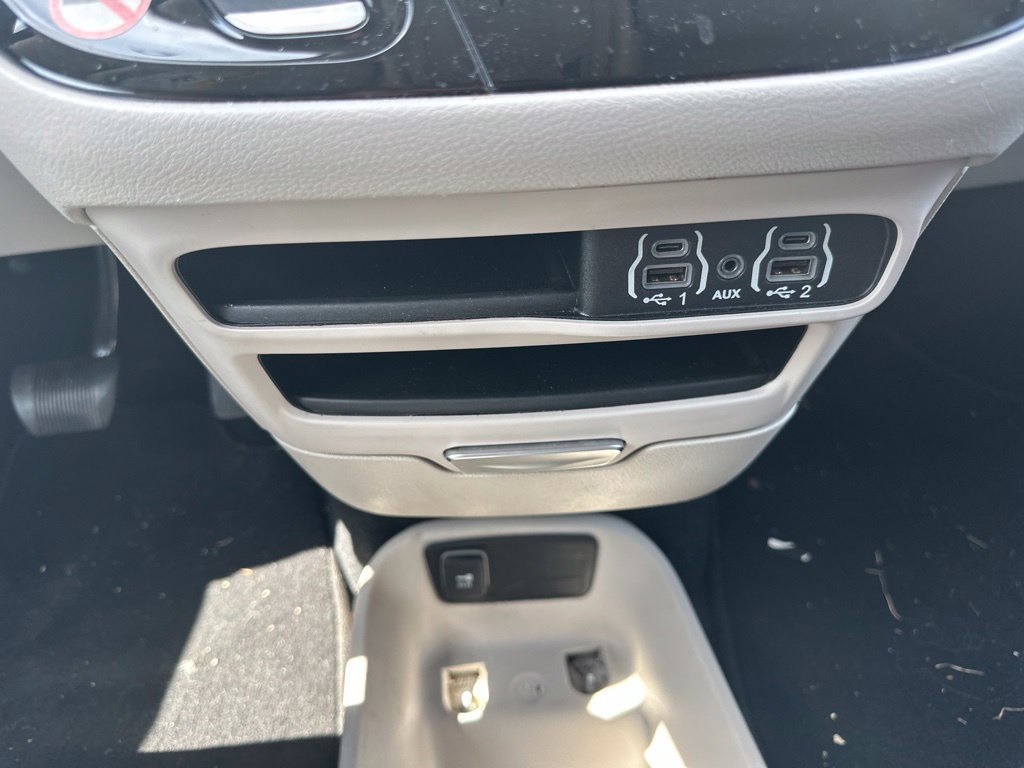 Used 2024 Chrysler Pacifica Touring-L FWD image 35