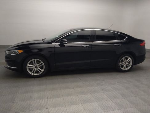 Used 2018 Ford Fusion SE FWD image 2