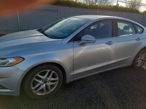 Used 2013 Ford Fusion SE image 2