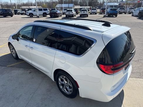 Used 2023 Chrysler Pacifica Limited FWD image 11