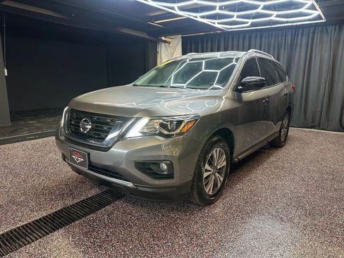 Used 2020 Nissan Pathfinder SV image 3