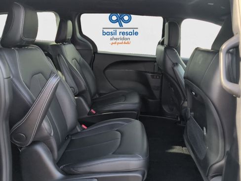 Used 2025 Chrysler Pacifica Select image 19