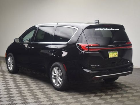 New 2027 Chrysler Pacifica Select AWD/4WD image 10