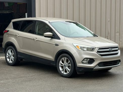 Used 2017 Ford Escape SE w/ SE Cold Weather Package FWD image 1