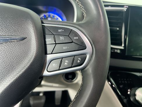 Used 2023 Chrysler Pacifica Touring-L FWD image 17