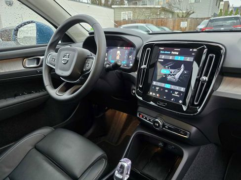 Used 2025 Volvo XC40 B5 Plus image 12