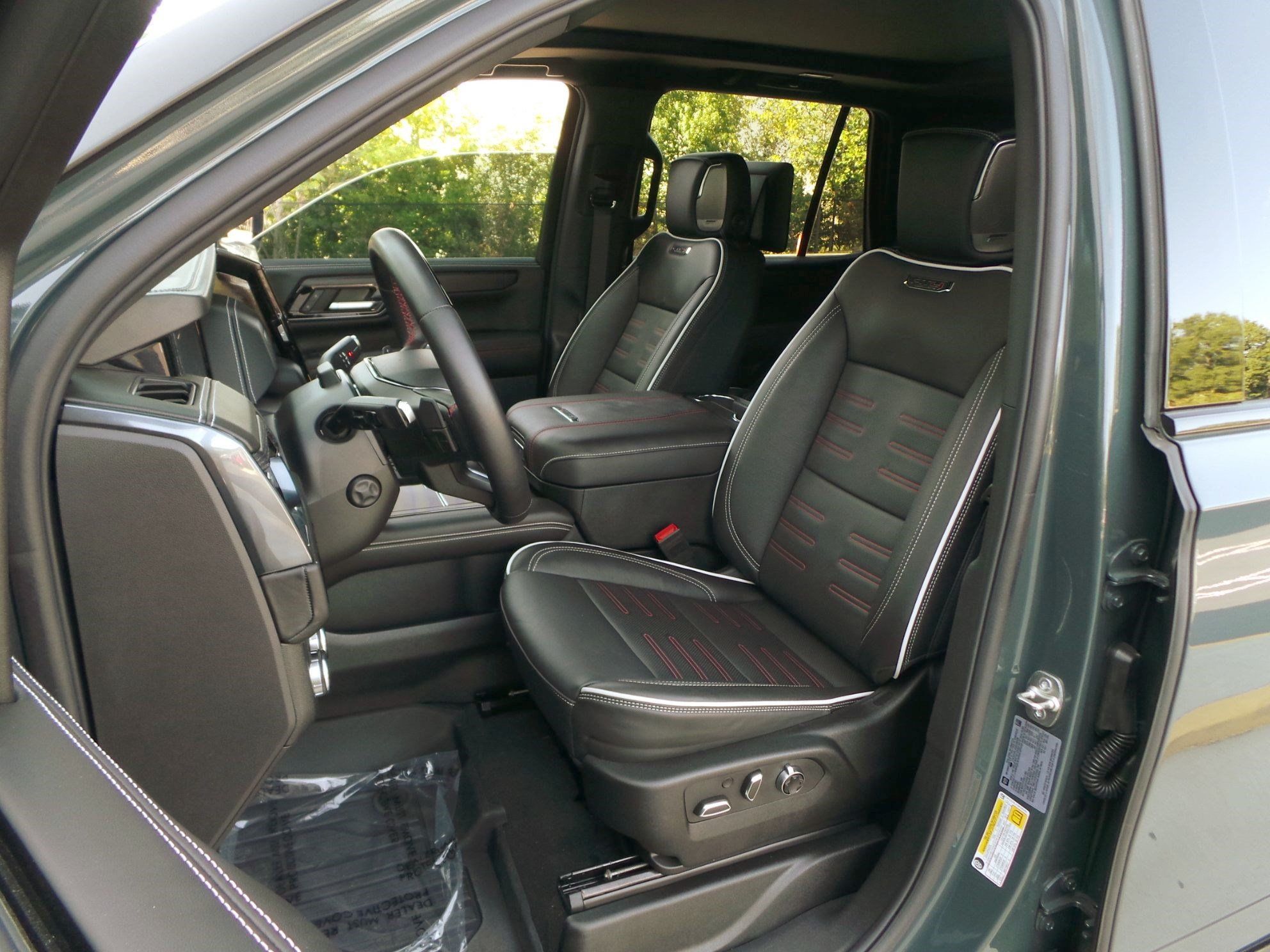 Used 2025 GMC Yukon AT4 Ultimate w/ LPO, Floor Liner Package AWD/4WD image 10