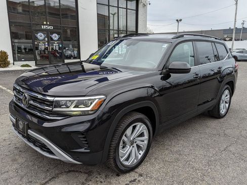 Used 2023 Volkswagen Atlas SE w/ Panoramic Sunroof Package image 2