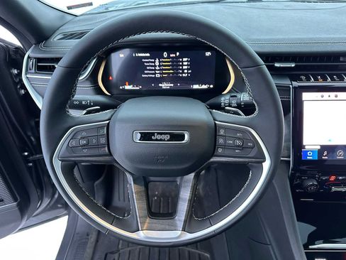 Used 2025 Jeep Grand Cherokee Limited w/ Luxury Tech Group II image 23