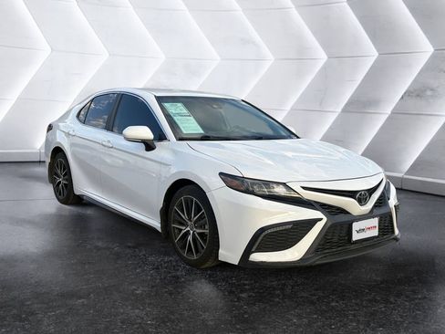 Used 2022 Toyota Camry SE FWD image 1