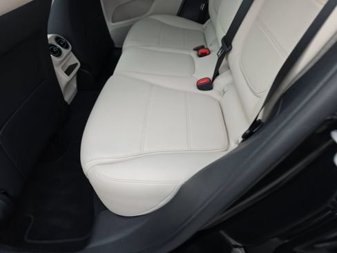 Used 2025 Mercedes-Benz GLC 300 4MATIC image 18