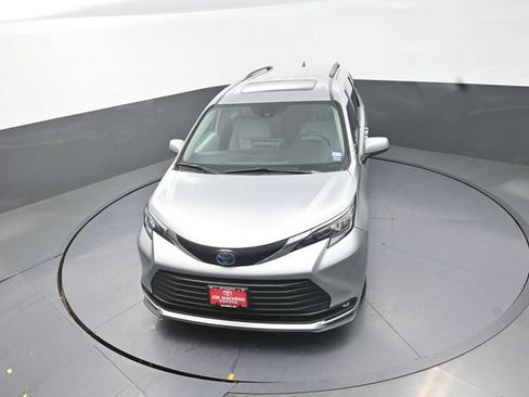 Certified 2025 Toyota Sienna XLE FWD image 22