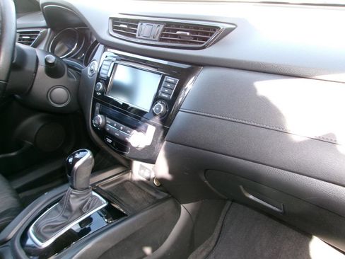 Used 2020 Nissan Rogue SV image 18