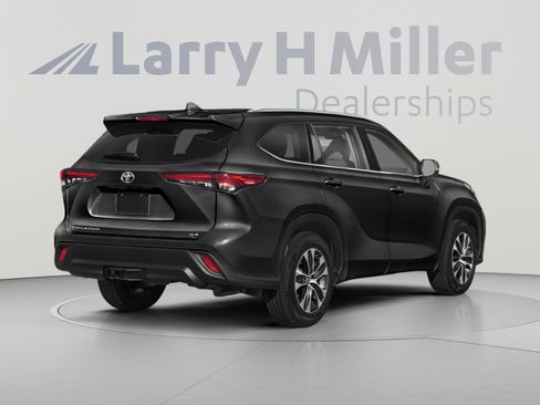 Used 2021 Toyota Highlander XLE FWD image 2