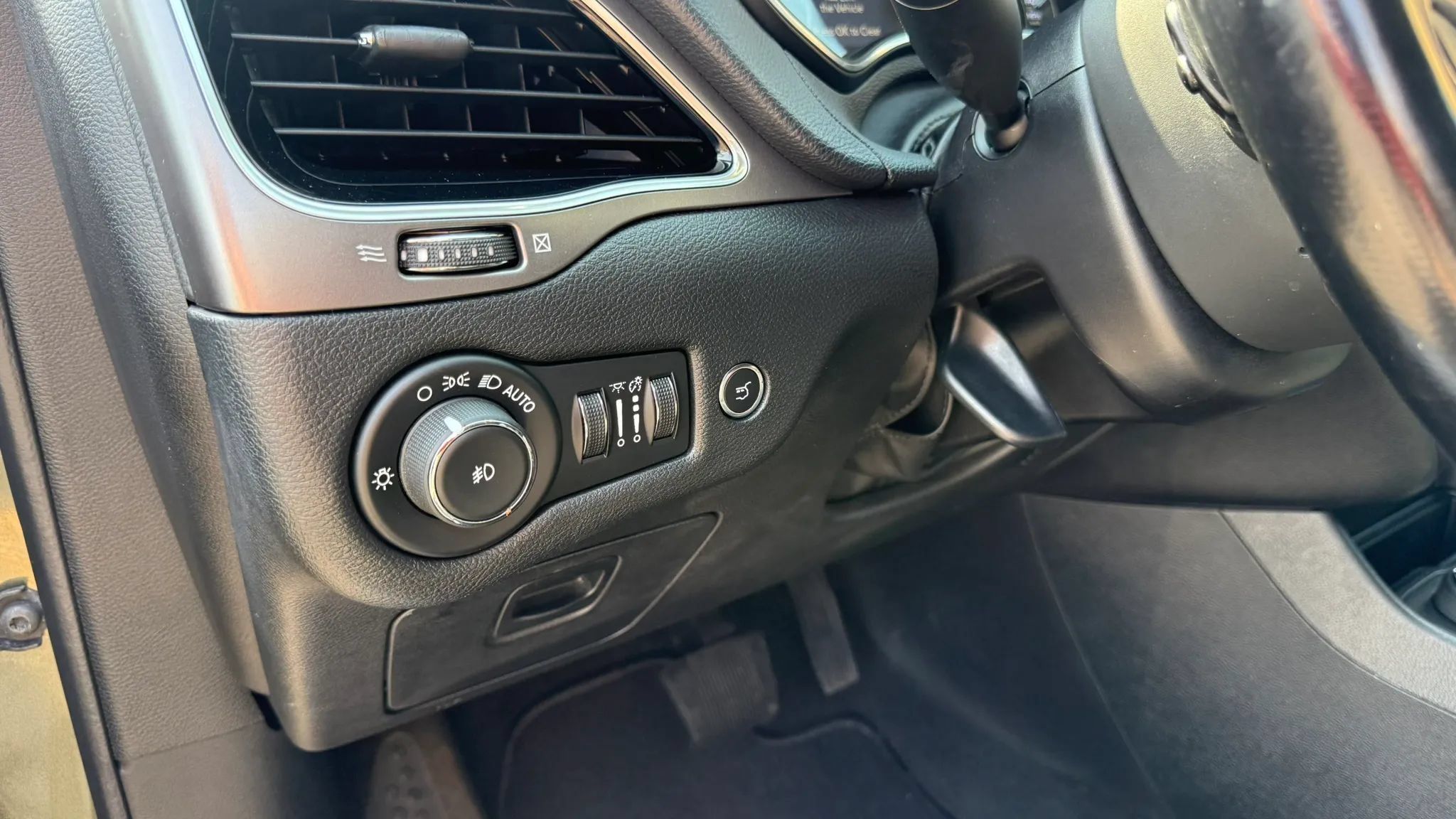 Used 2020 Jeep Cherokee Limited AWD/4WD image 18
