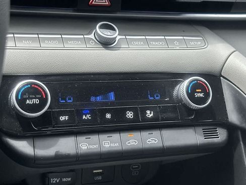 Used 2024 Hyundai Elantra SEL FWD image 27