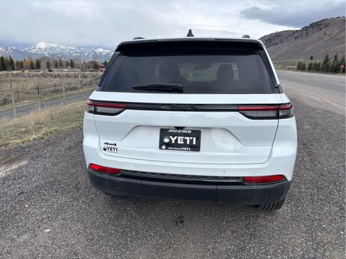 New 2025 Jeep Grand Cherokee Altitude image 20