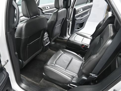 Used 2018 Ford Explorer XLT w/ Equipment Group 202A AWD/4WD image 27