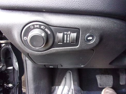 Used 2016 Chrysler 200 Limited FWD image 14