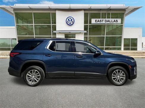 Used 2023 Chevrolet Traverse LT image 3