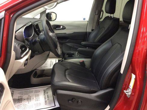 Used 2024 Chrysler Pacifica Touring-L image 14