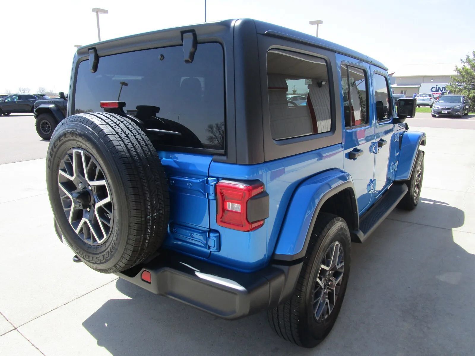 Used 2024 Jeep Wrangler Unlimited Sahara AWD/4WD image 7