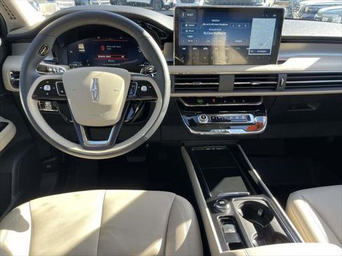 Used 2025 Lincoln Corsair AWD image 14