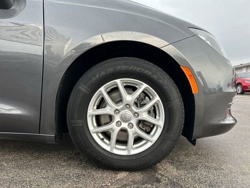 Used 2017 Chrysler Pacifica LX FWD image 14