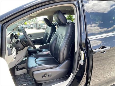 Certified 2023 Chrysler Pacifica Touring-L FWD image 38