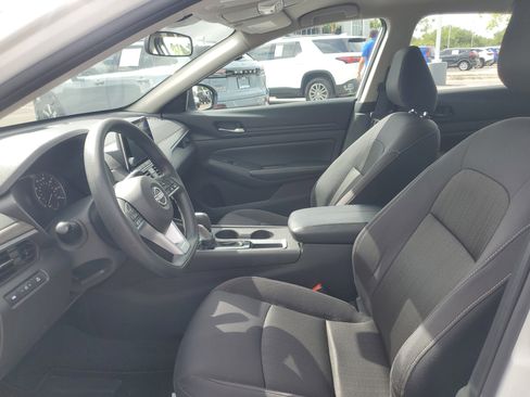 Used 2025 Nissan Altima 2.5 SV FWD image 11